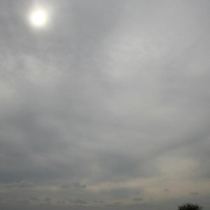 استمرار الطقس المُستقر الثلاثاء وزخات من المطر في بعض المناطق نهار الأربعاء