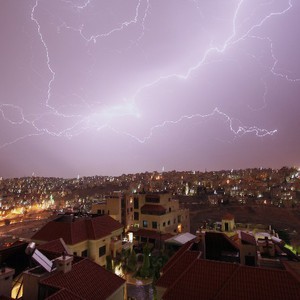 عاصفة مسرة دخلت أجواء الأردن بقوة فجر الأربعاء .. عواصف رعدية وأمطار غزيرة 