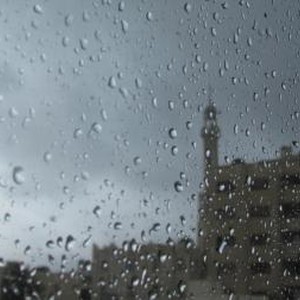 فرص الأمطار تبدأ مساء السبت وتمتد طوال الأحد