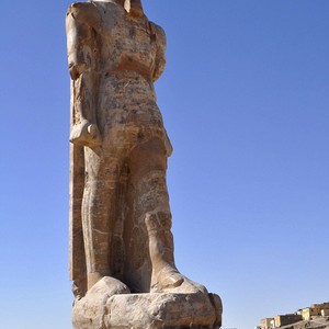 علماء آثار مصريون يعيدون بناء ثمثال الملك أمنحوتب 