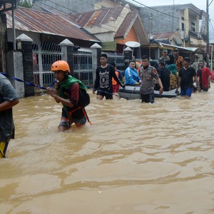 ارتفاع عدد ضحايا فيضانات وانهيارات جليدية في إندونيسيا إلى 68