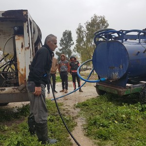 كوادر وآليات سلطة وادي الأردن  تنقذ مساكن داهمتها مياه الامطار