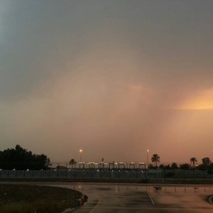 هطول أمطار رعدية على مدينة العين قبل مغيب الشمس