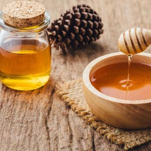 من فوائد العسل... علاج فعال للسعال ونزلات البرد