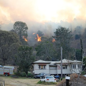 ساحل استراليا الشرقي يكافح أكثر من 100 من حرائق الغابات وتدمير 21 منزلا