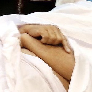 صورة: وفاة حاج فور وصوله لمطار جدة رافعاً السبابة  