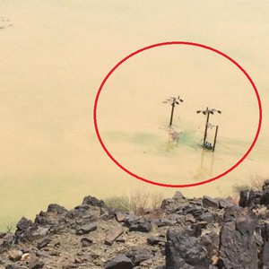 مياه السيول تُغرق أعمدة الكهرباء في وادي الأحسبة بـ"مخواة الباحة"