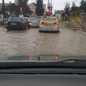 السيول الجارفة  تداهم منازل في لواء بني كنانة