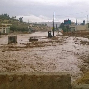 الدفاع المدني ينقذ عائلات حاصرتها السيول في بيرين