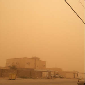 كتلة هوائية باردة تجلب الغبار والأمطار الإثنين