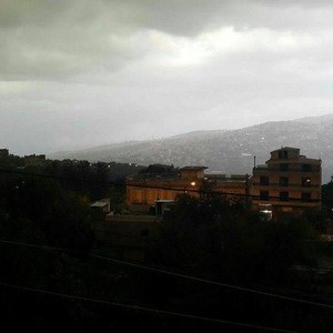 زخات رعدية غزيرة من المطر على فترات نهار الأحد قبل أن تتركز على السواحل ليلاً