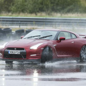 كيف تتصرف عند تعرض السيارة للانزلاق خلال هطول الأمطار ؟