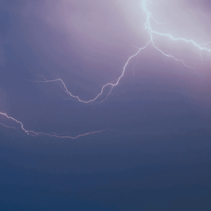 الإمارات - المركز الوطني للأرصاد | استمرار فرص تكون السُحب الركامية الماطرة بالتزامن مع بدايات شهر آب