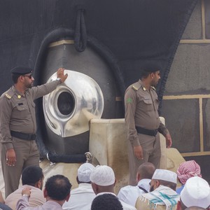 لهذا السبب إحذر من تقبيل الحجر الأسود