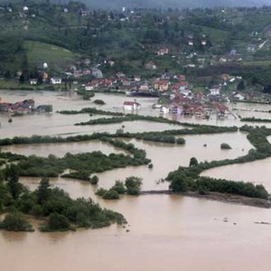 مقتل العشرات في فيضانات اجتاحت صربيا والبوسنة 