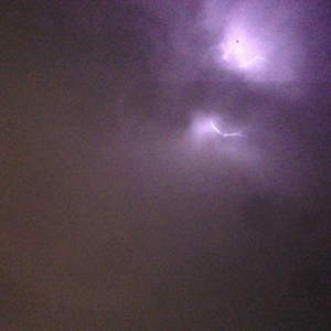 بالصور: في مشهد نادر لمثل هذا الوقت من السنة.. البروق تضئ سماء جدة الليلة الماضية