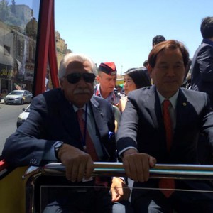 بالصور : الحافلة المكشوفة تقوم بأول رحلة لها في شوارع العاصمة الأردنية عمّان 