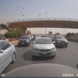 الرياض : فيديو لسقوط سيارة من أعلى جسر في الرياض نهار اليوم والسائق يتأثر بإصابات متوسطة