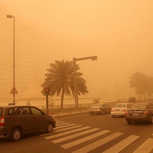 شاهد | مقطع فيديو يعكس خطورة السفر على طريق "الدمام - الإحساء" الان بسبب كثافة الغبار