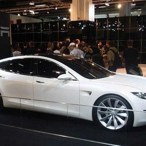 بالصور: صيني يحطم سيارته الجديدة لعدم تسلمها بموعدها