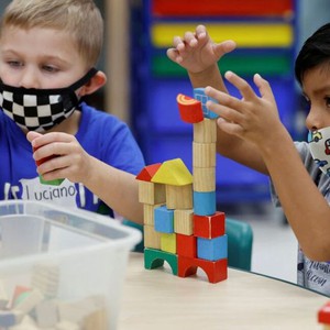 Quelles sont les véritables inquiétudes suscitées par l&#39;impact de la muselière sur le développement linguistique et affectif des enfants ?