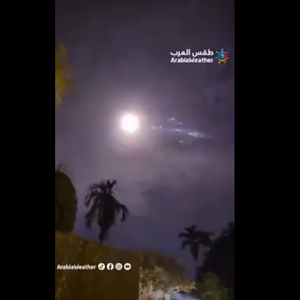 أول مقطع فيديو يوثق لحظة دخول حطام الصاروخ الصيني الغلاف الجوي للأرض فوق ماليزيا