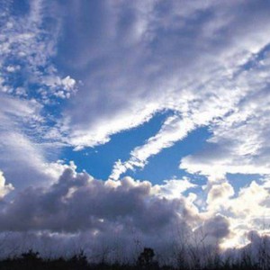 الثلاثاء | طقس مستقر نهارًا... وفرصة لزخات خفيفة من المطر ليلًا