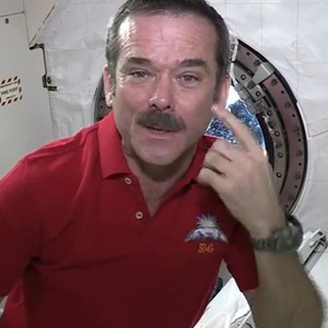 شاهد بالفيديو : هل يستطيع رواد الفضاء البكاء في الفضاء الخارجي ؟