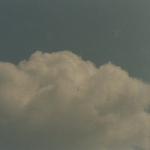 أجواء مُغبرة نسبياً وفرصة زخات رعدية من المطر في مناطق متفرقة ما بين الاثنين والأربعاء