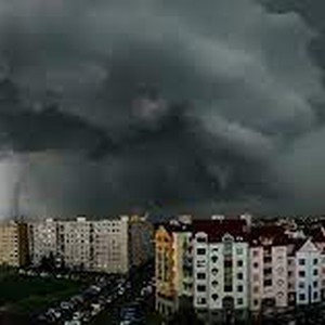 شاهد | لحظة اجتياح إعصار ضخم جنوب التشيك وآثار الدمار الذي خلفه