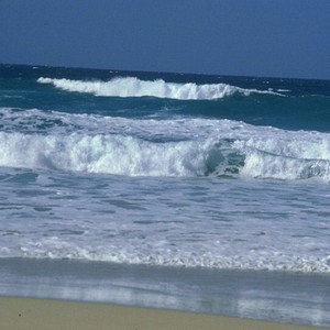 أمواج مرتفعة في وسط الخليج العربي ابتداء من نهار الاثنين