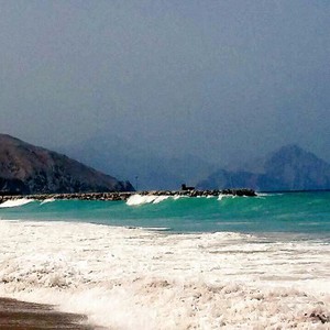 سُحُب مُنخفضة على الفجيرة وسواحل بحر عُمان