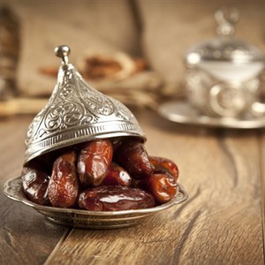 ما الحكمة من بدء إفطار الصائم على التمر وليس الماء؟