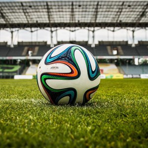 تحديث مستمر | جدول مباريات اليوم الجمعة 12-5-2023 والقنوات الناقلة