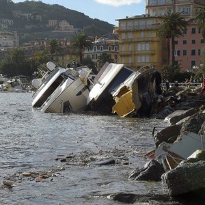 ارتفاع عدد قتلى عواصف إيطاليا إلى 11