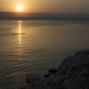 بعد حالات الغرق الآخيرة.. منع السباحة في البحر الميت بعد غروب الشمس