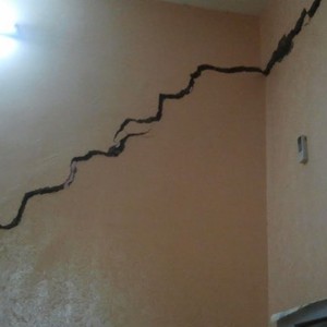 جرش.. ترحيل أسرة في سوف لتصدع منزلها بسبب الأمطار