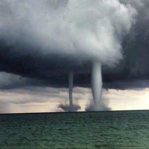 بالفيديو | بالتزامن مع الأمطار الغزيرة والفيضانات .. رصد وتوثيق لشاهقة مائية تشكلت قبالة سواحل اليونان