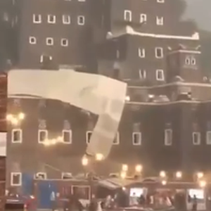 السعودية | فيديو يرصد لحظة الانهيار الجزئي لموقع احتفالية اليوم الوطني في رجال ألمع بسبب الرياح الهابطة