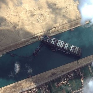 The ship stuck in the Suez Canal returns to its previous position at the width of the canal due to strong winds