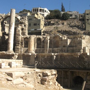 The Nymphs Way in the center of the country is similar to the Fountain of Fortune in Italy