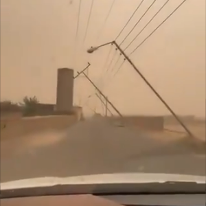عاجل | العاصفة الرملية تُطيح بأعمدة الكهرباء في جبه شمال حايل .. شاهد الفيديو