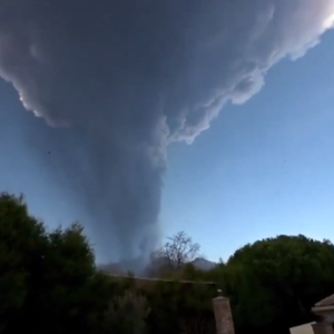 Video | Heavy falling of stones on the Italian city of Catania ... Watch what happened