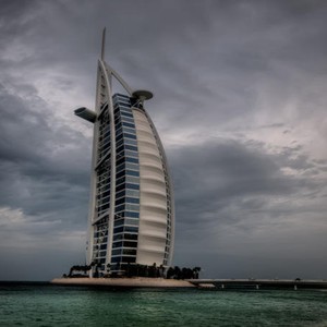 طقس غير مستقر وفرصة لزخات أمطار بأجزاء متفرقة اعتباراً من الأحد