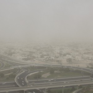 موجة من الغبار تؤثر على أغلب مناطق الإمارات وتدني في مدى الرؤية الأفقية
