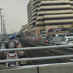 الحالة الجوية تتسبب بتعطل 250 سيارة في عمان 