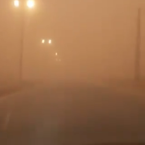 عاجل وبالفيديو | العاصفة الرملية تؤثر على المجمعة بقوة وتواصل تحركها نحو الرياض
