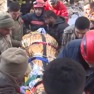 بالفيديو | لحظة انقاذ أم وطفلها الرضيع قبل قليل من تحت الركام بعد أكثر من 100 ساعة على زلزال تركيا