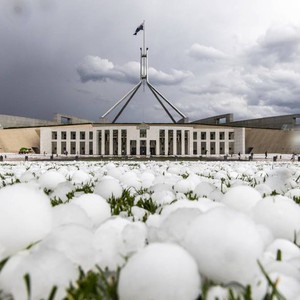 بعد يومٍ من عاصفة الأردن .. تساقط كثيف للبرد على مدينة حائل السعودية