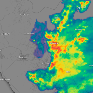 الطائف | على غير العادة ورغم قرب انتصاف الليل .. سحب رعدية قوية تواصل تأثيرها على شرق الطائف
